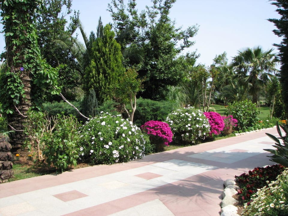 Die gepflegte Gartenanlage Belek Beach Resort Hotel