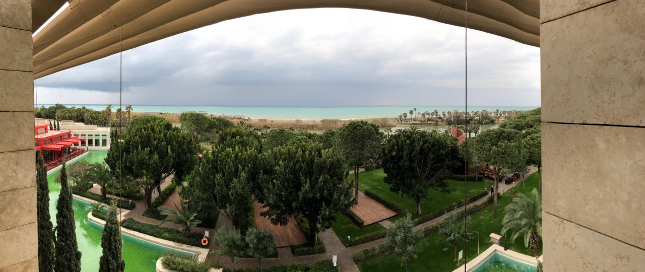 Panoramabild - Blick vom Zimmer mit Meerblick! Gloria Serenity Resort