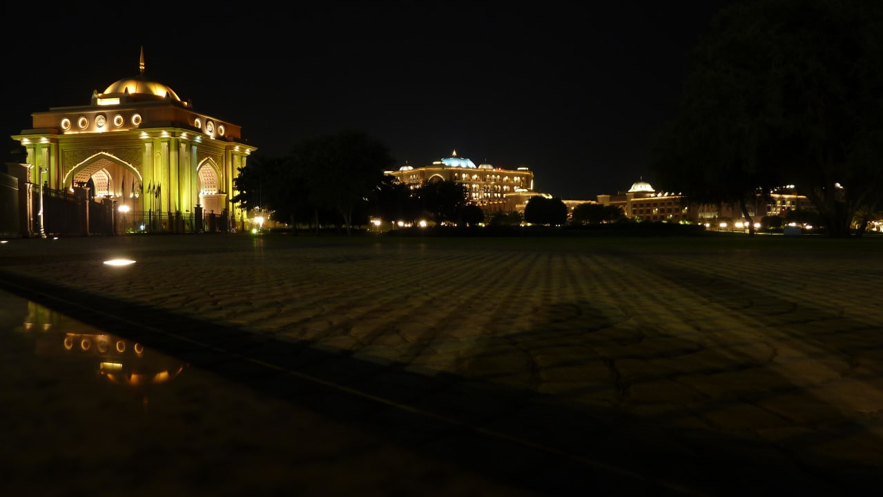 Hotel bei Nacht Emirates Palace Mandarin Oriental