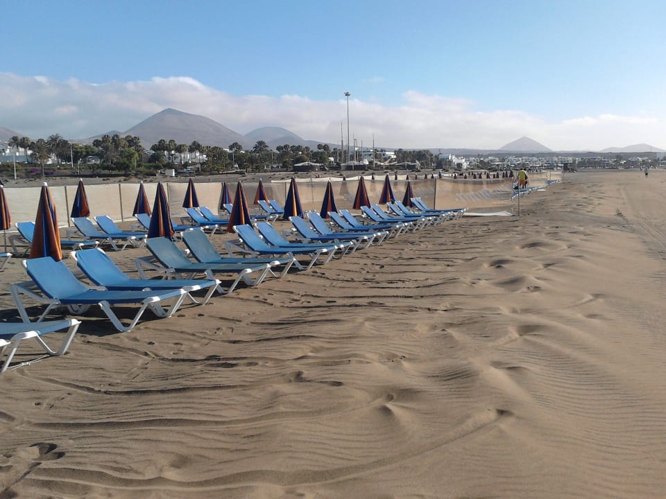 Sonnenschirme und Windschutz werden ab 17 Uhr abge Hotel Las Costas