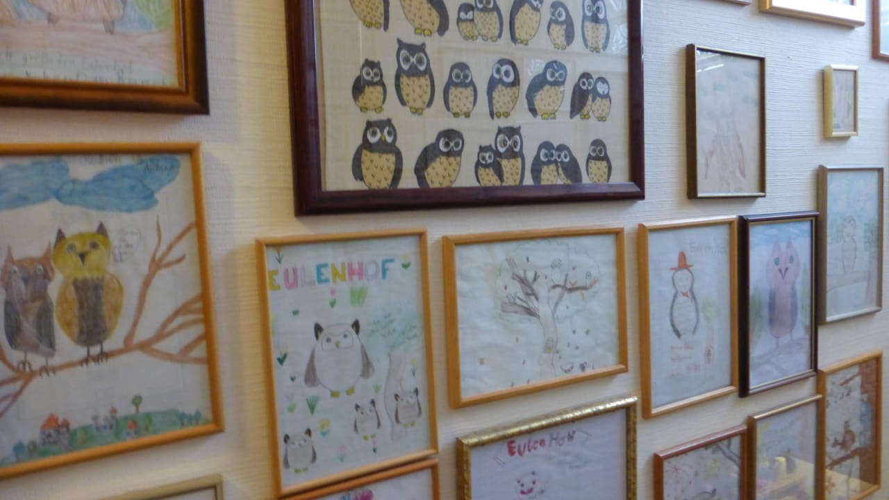 Eulenbilder auf dem Weg von der Sauna zum Zimmer Dünenhotel Eulenhof