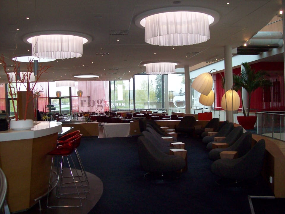 Einladend,wenn hinten mehr Tische eingedeckt wären Radisson Hotel & Conference Centre Oslo Airport