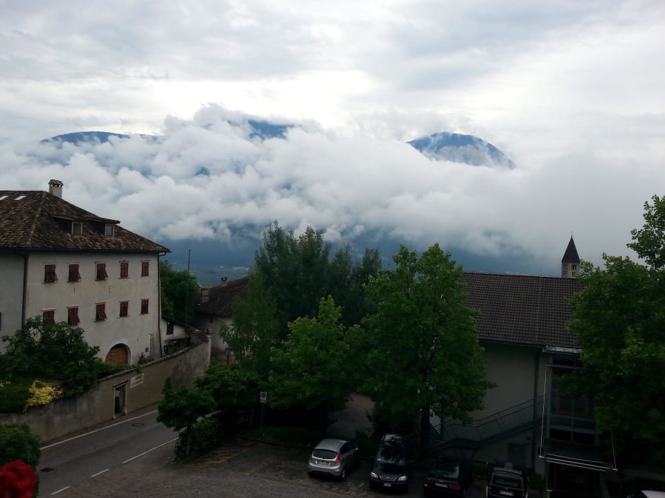 Uitzicht op het dal aan voorkant hotel met laaghan Gasthof Hotel Terzer