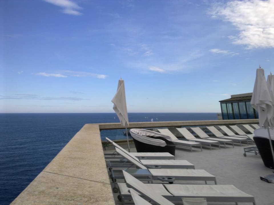 Der Ausblick vom Pool oben auf dem Dach Fairmont Monte Carlo