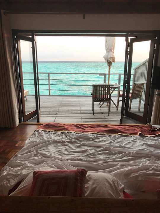 Ausblick vom Bett NH Collection Maldives Reethi Resort