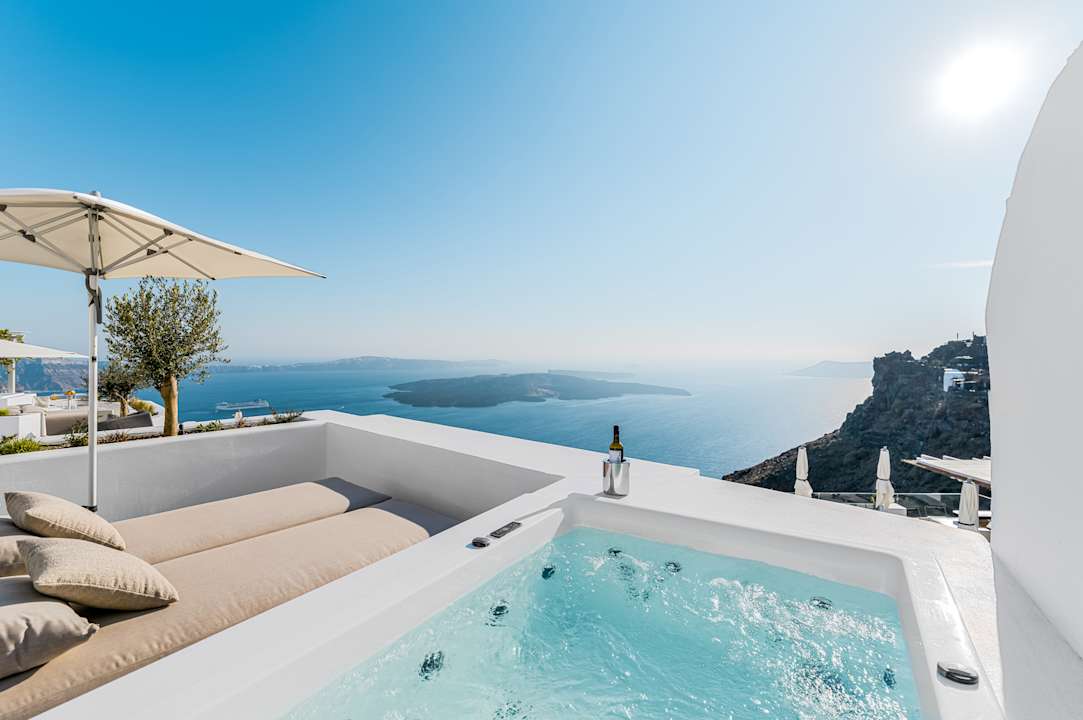 Zimmer Iconic Santorini, a boutique cave hotel