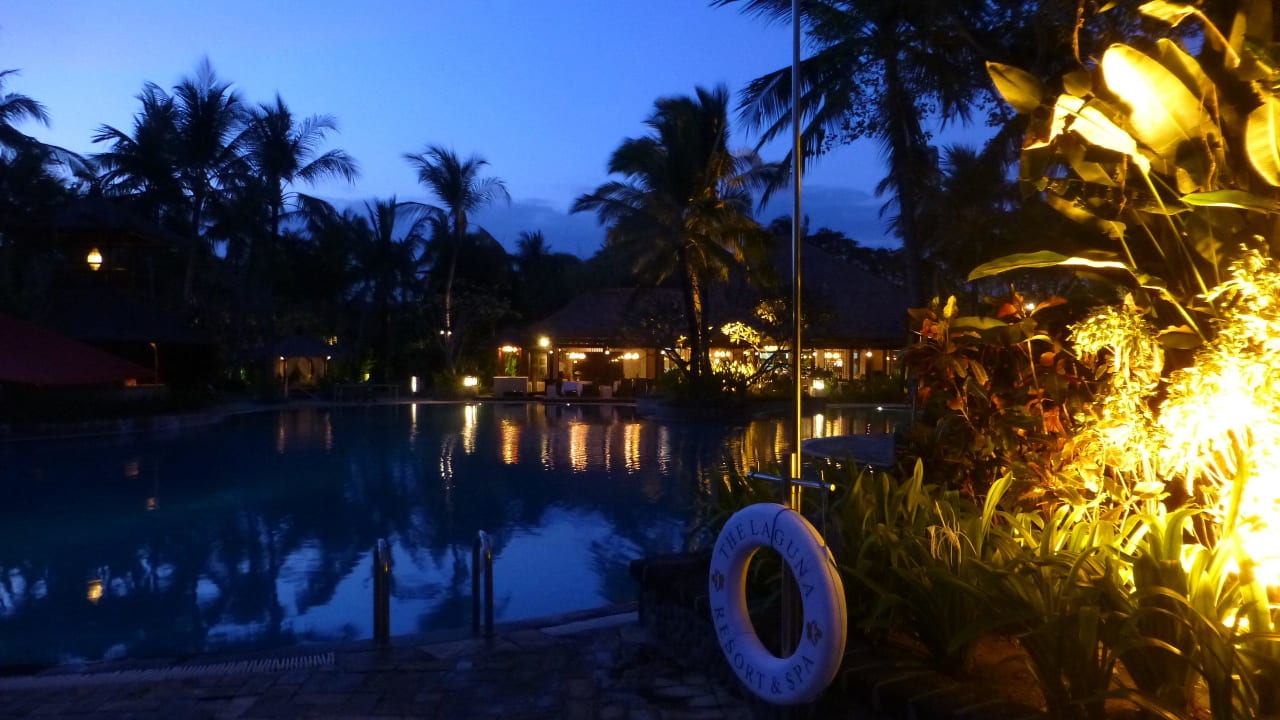 Kleiner Ausschnitt der abendlichen Poollandschaft The Laguna A Luxury Collection Resort & Spa