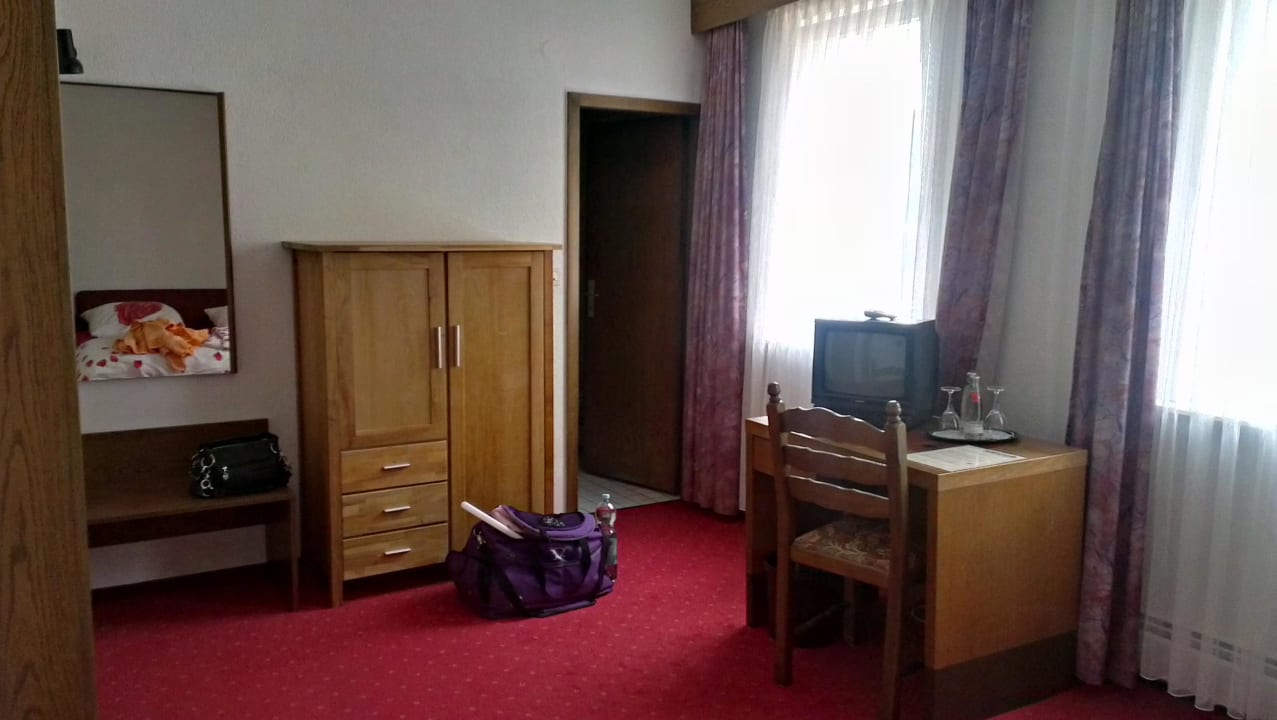 Unser Zimmer zur Linken, vom Bett aus fotografiert Hotel Die Hardtmühle