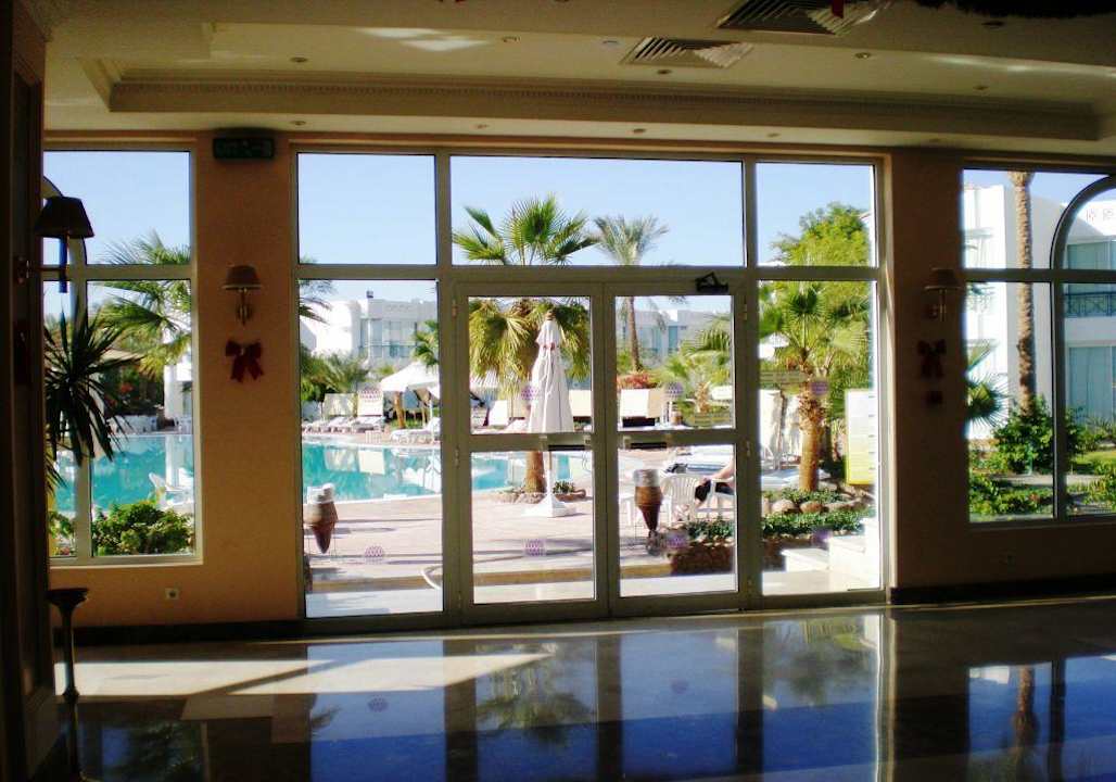 Widok z recepcji na basen główny Hotel Amarante Garden Palms Resort