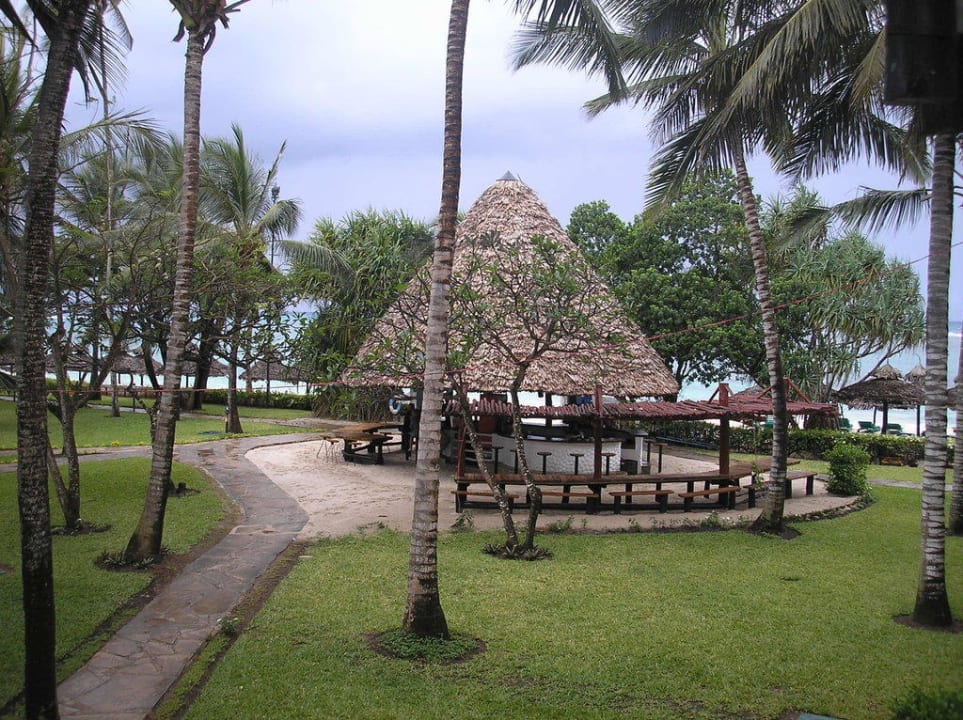 Blick vom Balkon auf Beach-Bar und Meer Hotel Southern Palms Beach Resort