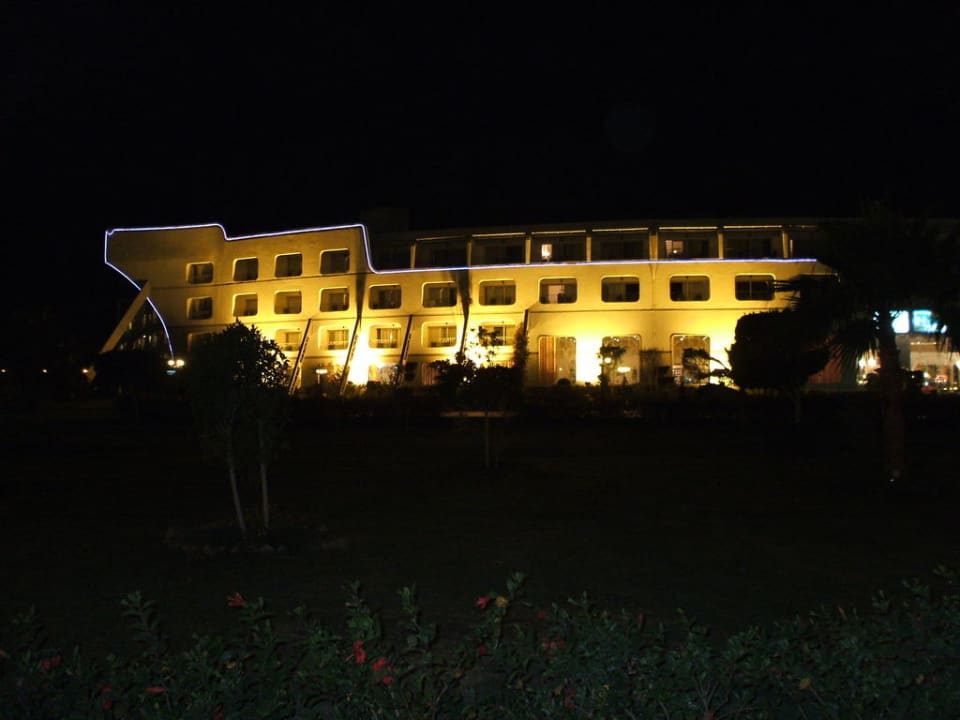 Hotel bei Nacht Titanic Resort & Aqua Park