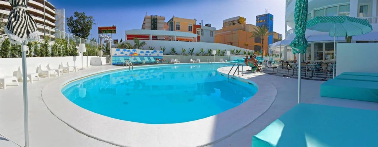 Disfrutando de la piscina desde las hamacas Hotel Gold by Marina