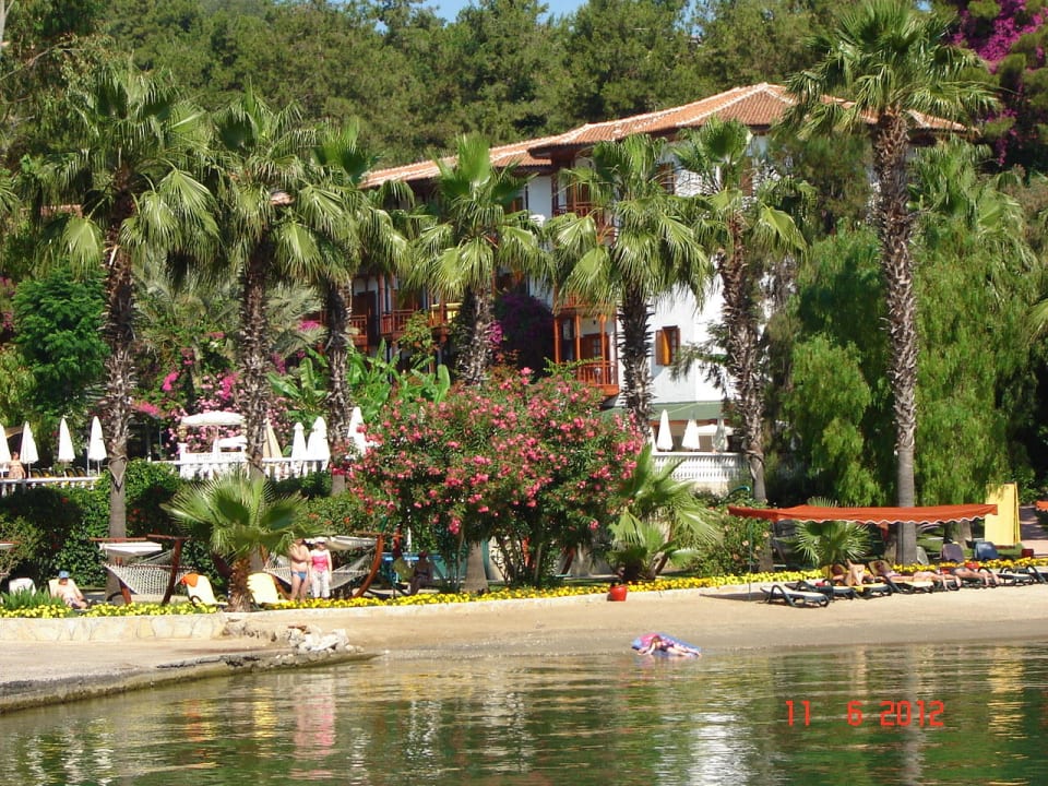 Einer von mehreren schmalen Stränden Club & Hotel Letoonia