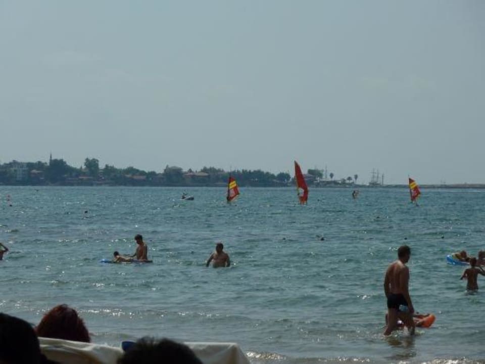 Blick vom Strand auf Side-Stadt Melas Holiday Village