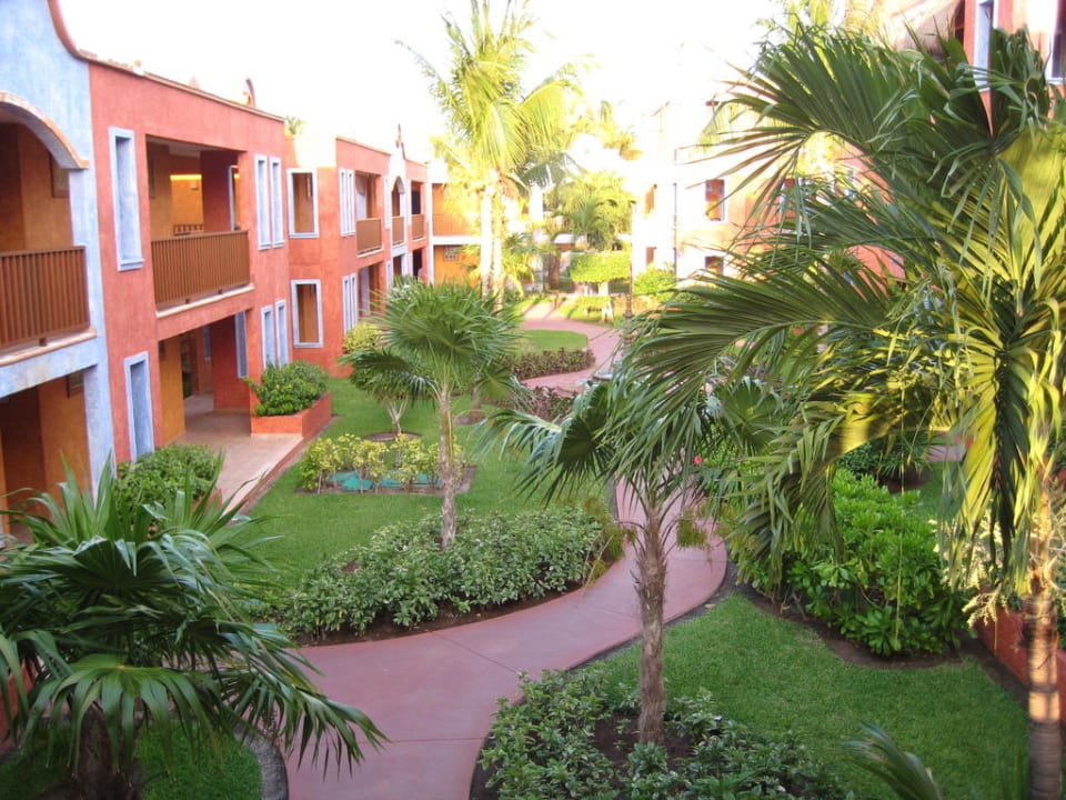 Weg durch einen der Wohnblocks Catalonia Playa Maroma