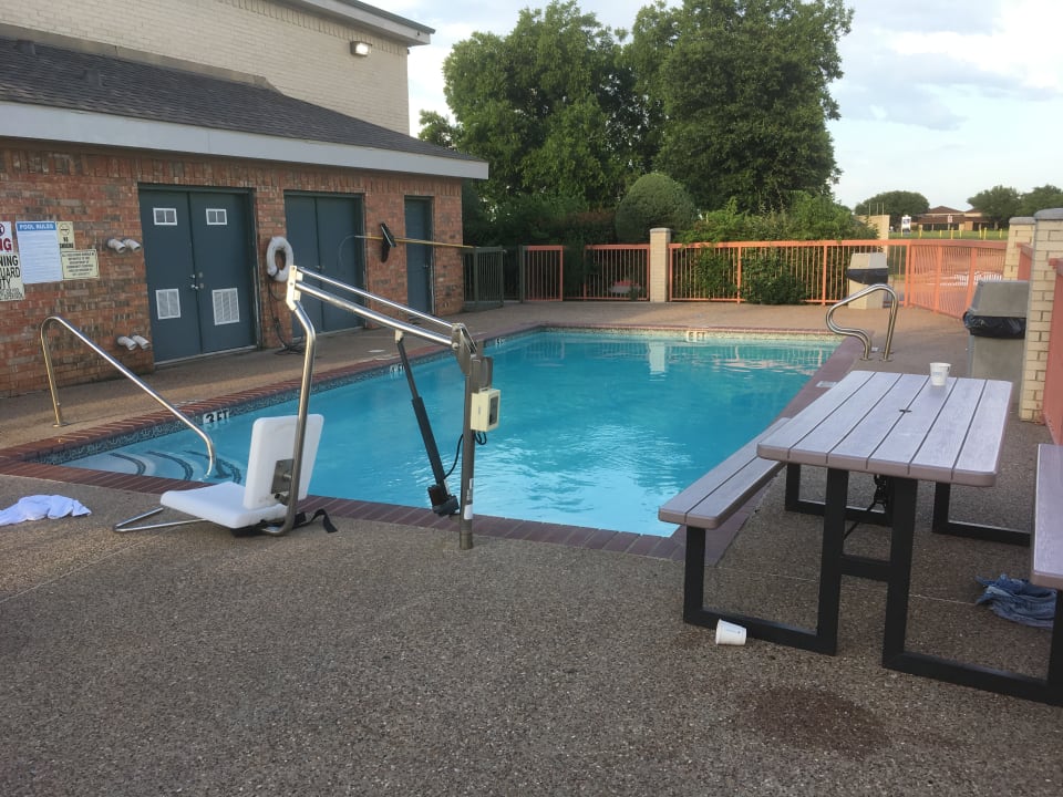 Pool Super 8 Motel Arlington SW