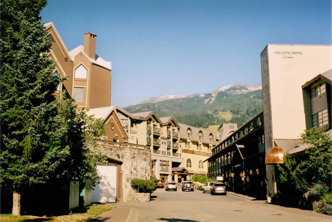 Blick aufdas Hotelgebäude Hotel Listel Whistler