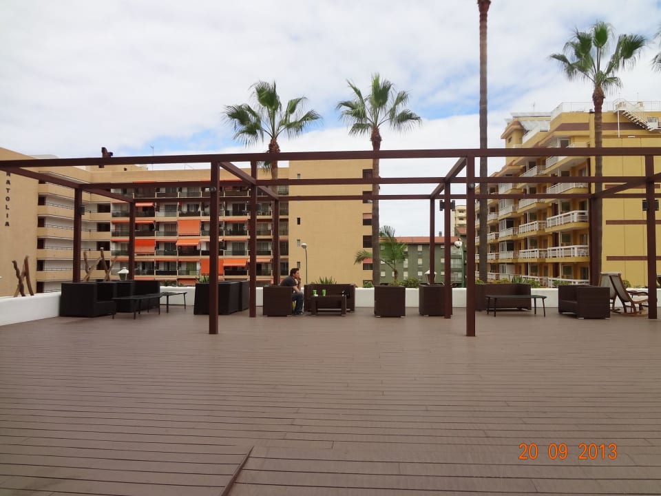 Chill Out Area an einer stark befahrenen Straße Be Live Tenerife - Adults only