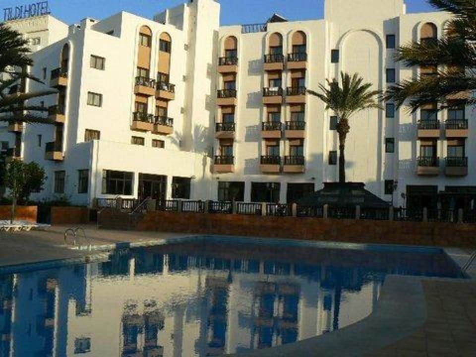 La façade et la piscine Oasis Hotel & Spa