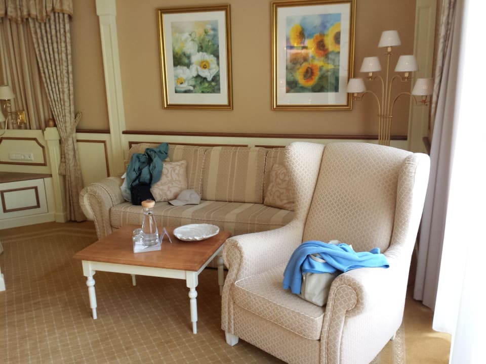 Gemütliche Sitzecke in der Deluxe Suite Hotel Schwarzenstein