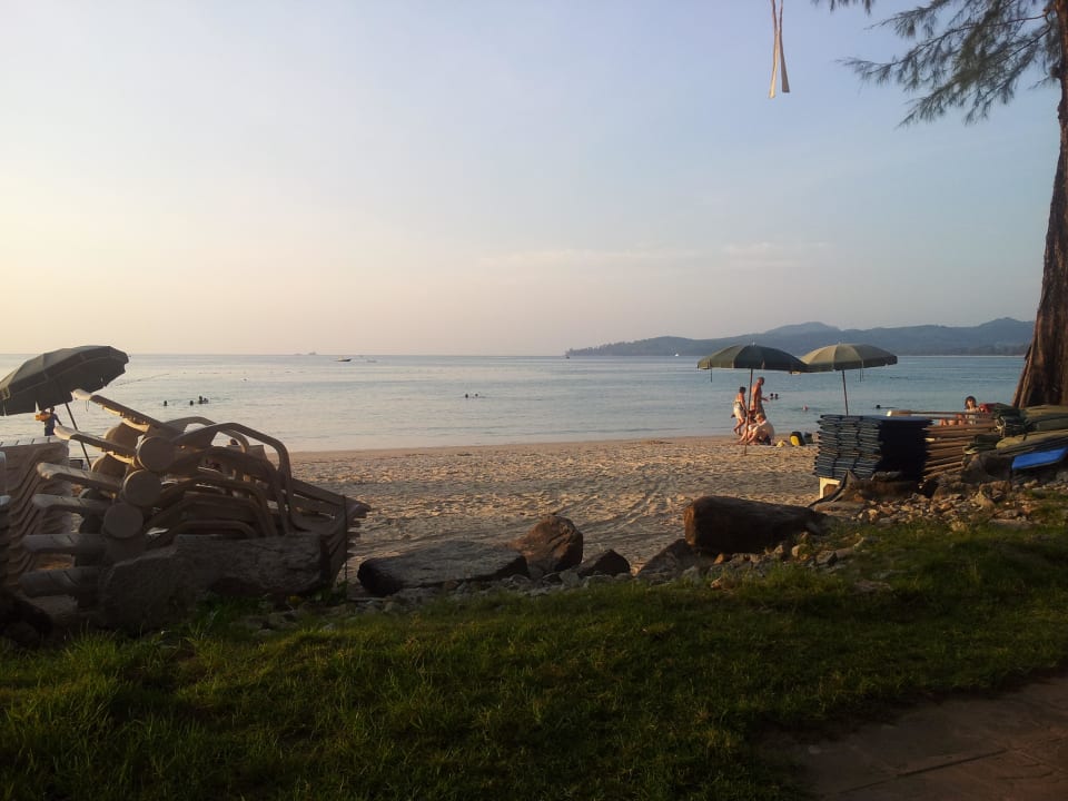 Strand bei Abenddämmerung Best Western Premier Bangtao Beach Resort & Spa