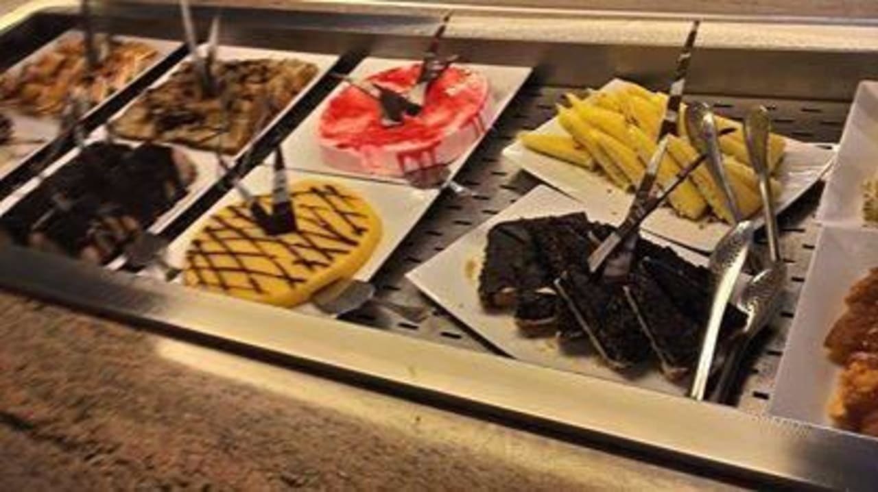 Dessertbüffet am Abend Charmillion Gardens Aquapark