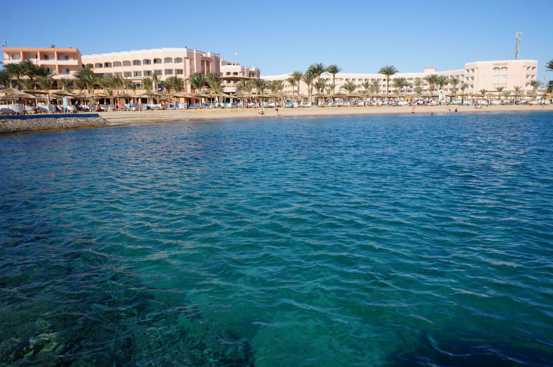 Haupthaus und Strand von der Mole aus Beach Albatros Resort