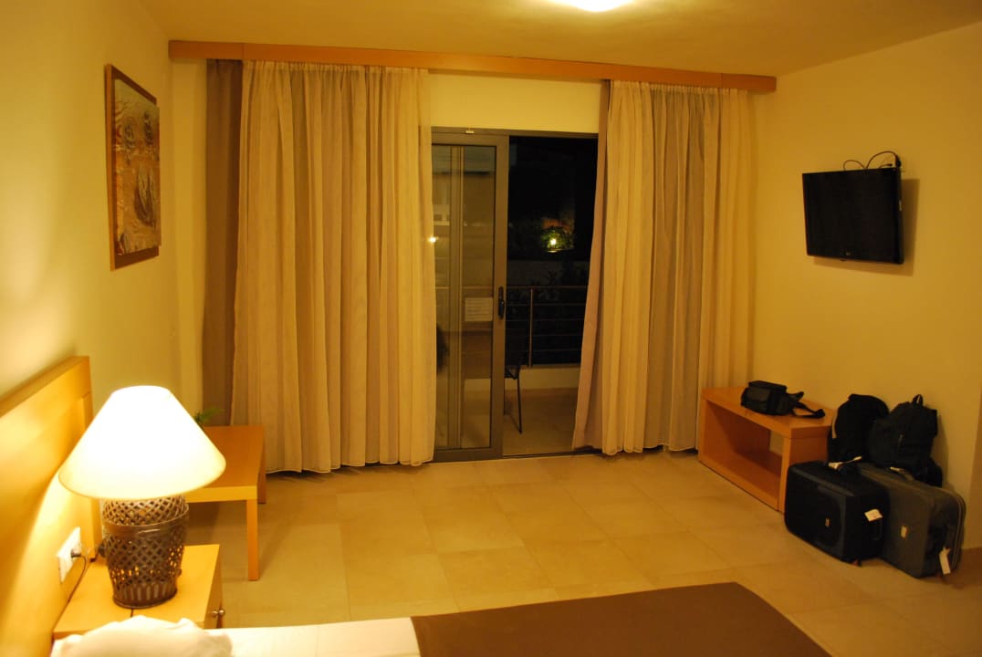 Otwierasz balkon, wyłącza się klima. Ariadne Beach Hotel