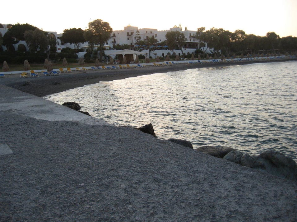 Blick von der Mole zum Hotel im Sonnenuntergang TUI BLUE Oceanis Beach and Spa Resort