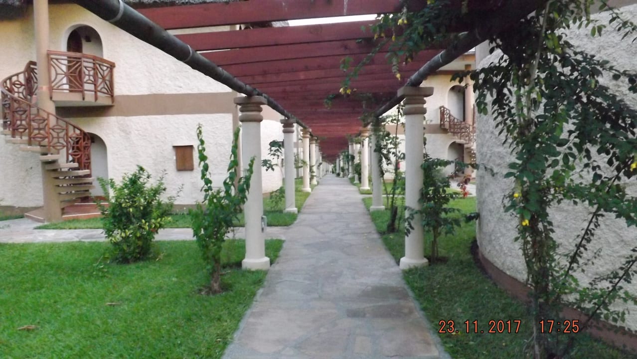 Weg zum Strand und Restaurant Neptune Paradise Beach Resort & Spa