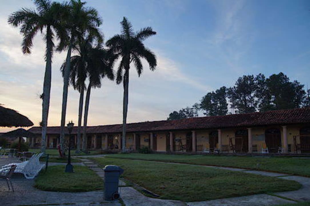 Blick vom Pool auf die Zimmer Hotel Horizontes La Ermita