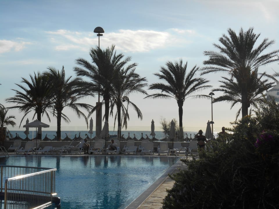 Pool mit Blick zum Meer Hotel HM Gran Fiesta