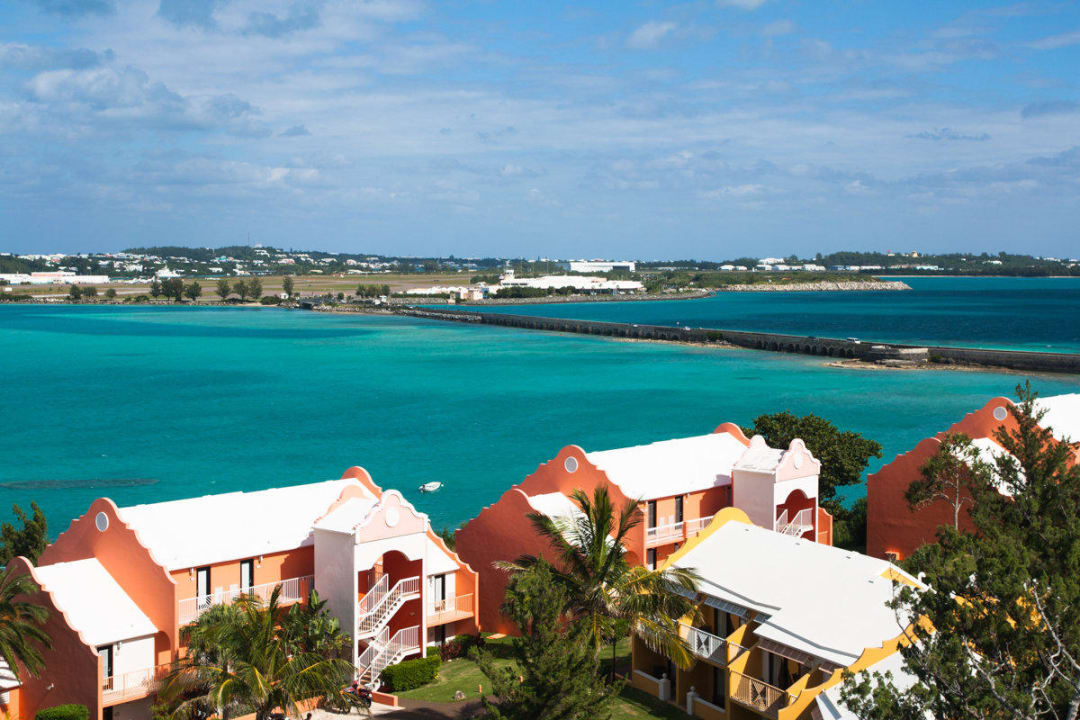 Вид на отель Hotel Grotto Bay Beach Resort