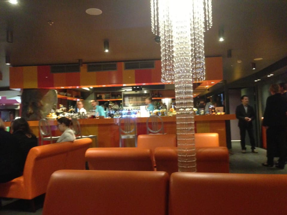 Hinterer Teil der Bar Hotel Domina Prestige St. Petersburg