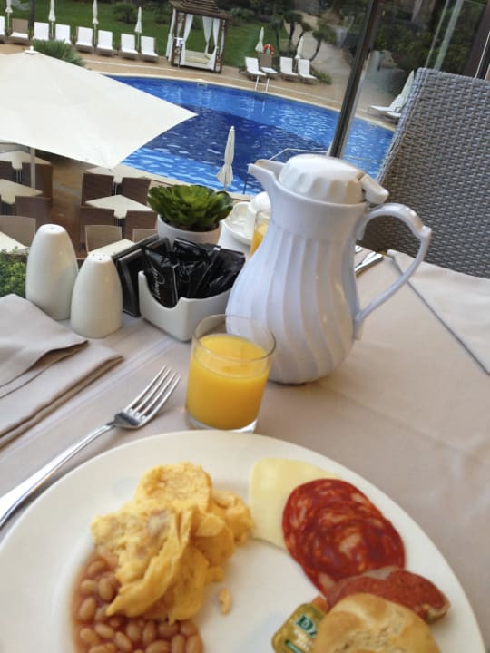 Frühstück auf der Restaurant-Terrasse. VIVA Cala Mesquida Suites & Spa 16+