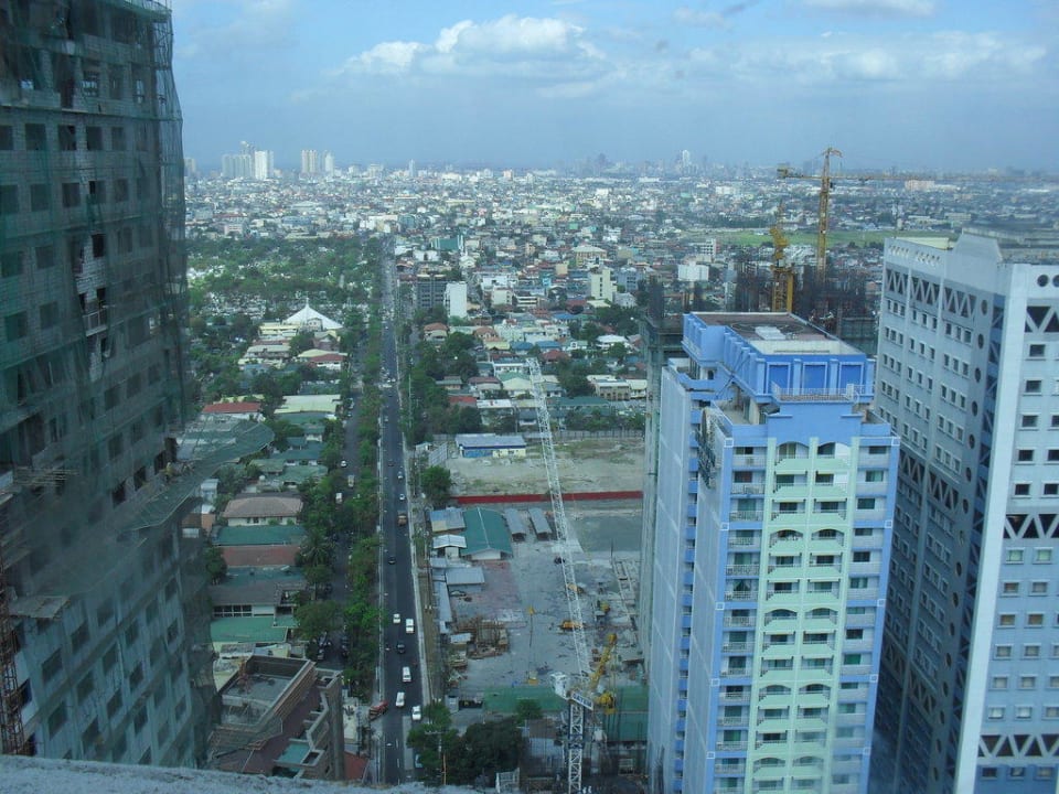Nachbargebäude von der Dachterrasse aus gesehen Makati Prime Tower Suites