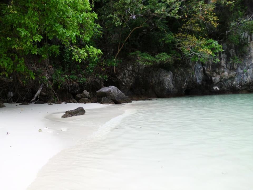 Hotelstrand ganz links am Berg Aonang Villa Resort