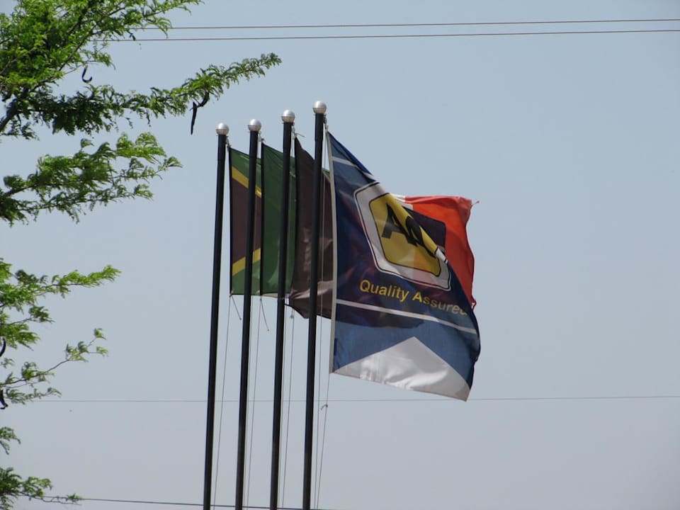 Fahnen bei der Einfahrt Aquanzi Lodge