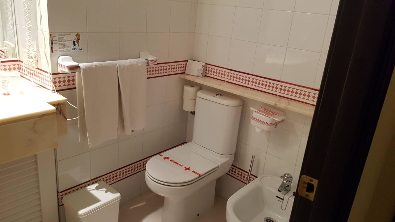 Toilette sehr nah zur Wand Welikehotel Marfil Playa
