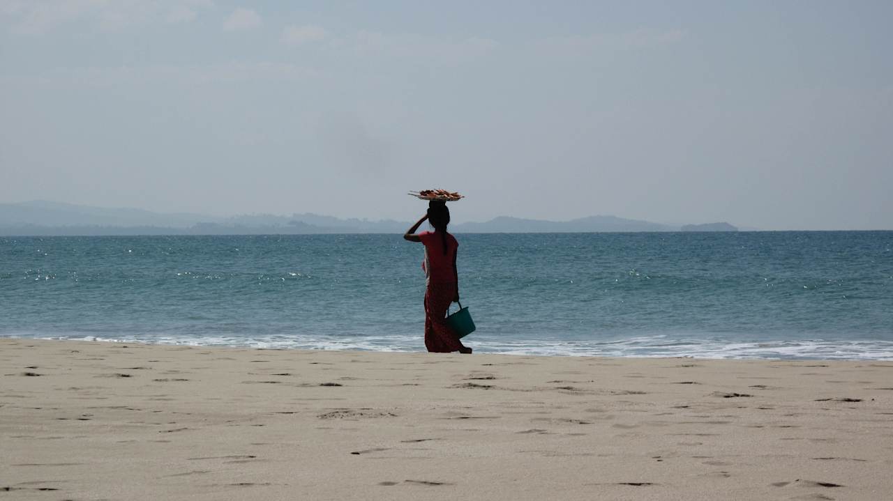 Ab und zu Menschen am Strand Hotel Aureum Palace Resort