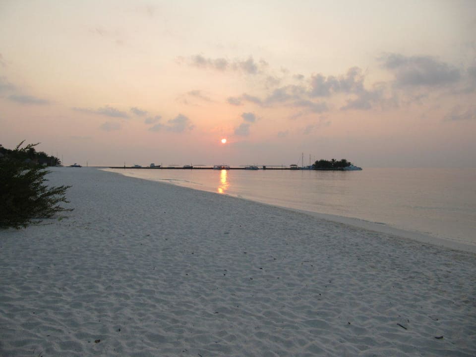 Sonnenaufgang über dem Pier von Kuredu Island Kuredu Island Resort & Spa