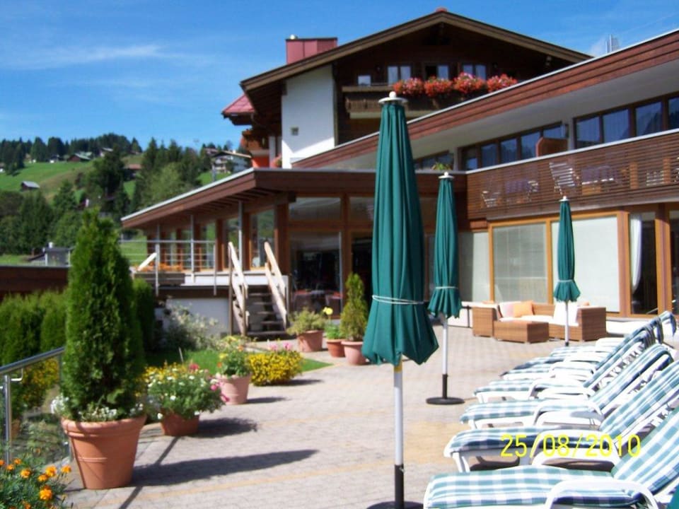 Liegen vor dem Hallenbad Hotel Birkenhöhe