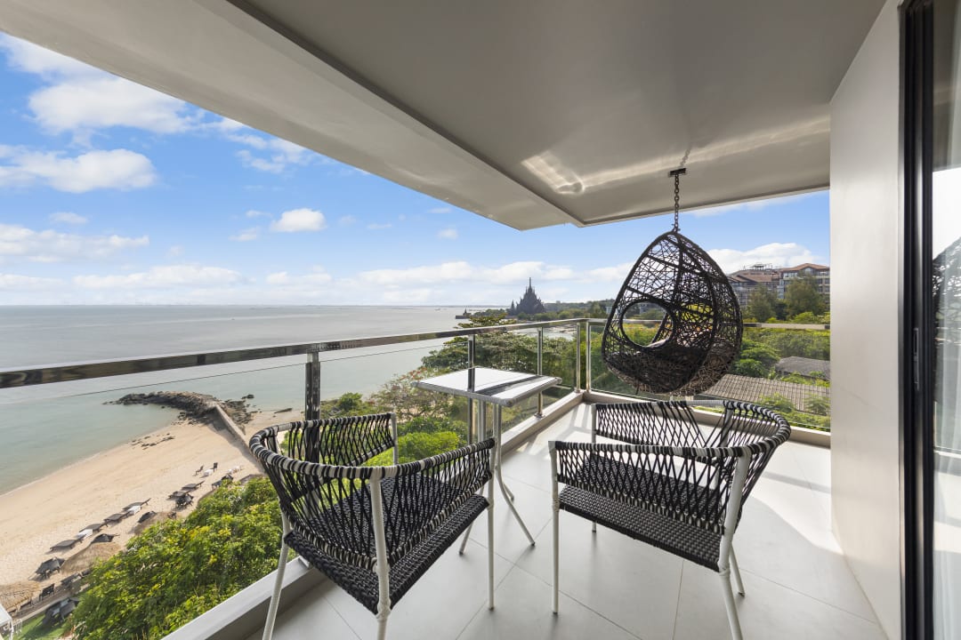 Zimmer Golden Tulip Pattaya Beachfront Resort