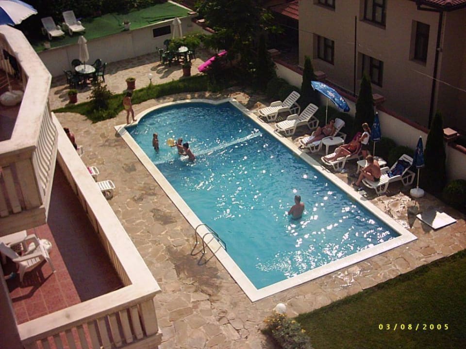 Ausblick vom Fenster zum Pool Hotel Alekta