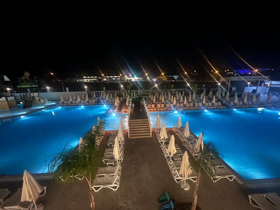 Pool Side Moon Palace Hotel