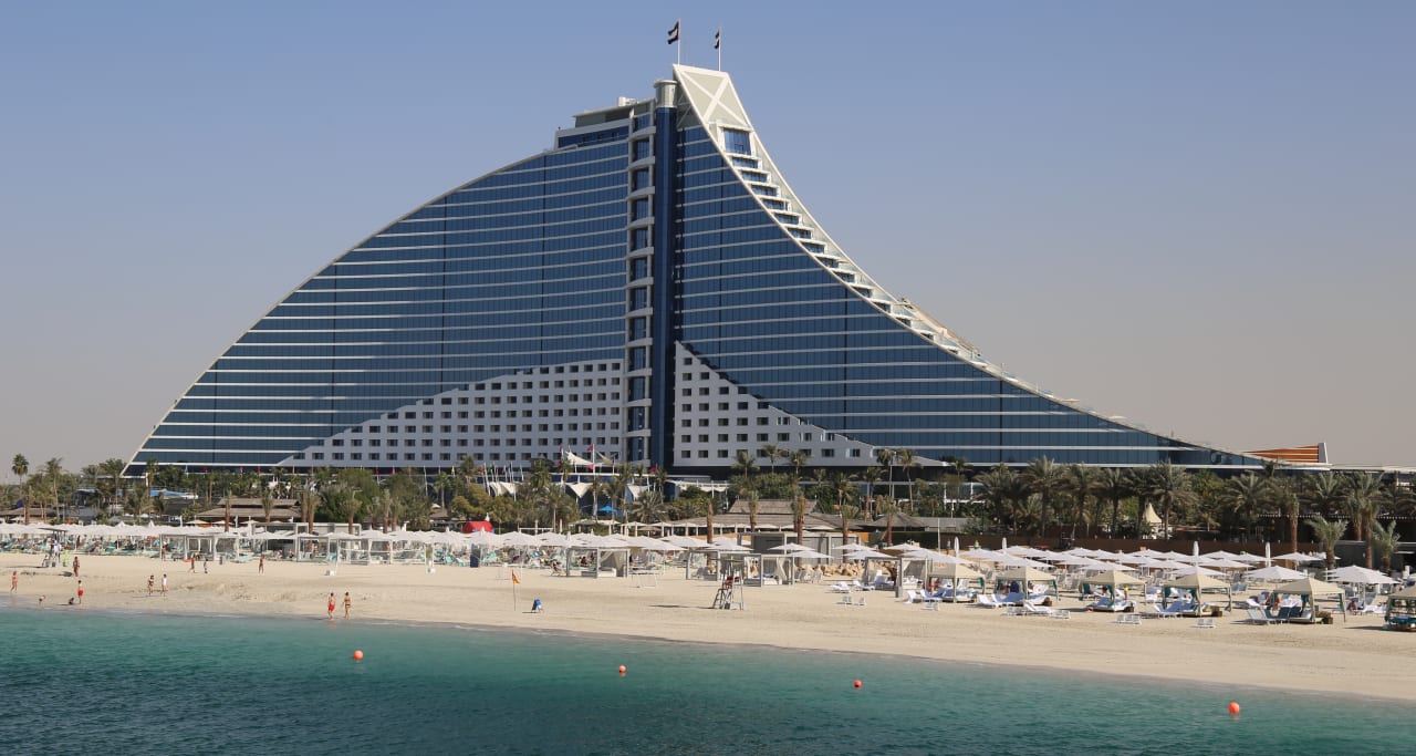 Das Jumeirah Beach Hotel aus der Sicht vom Burj Al Arab Jumeirah Beach Hotel