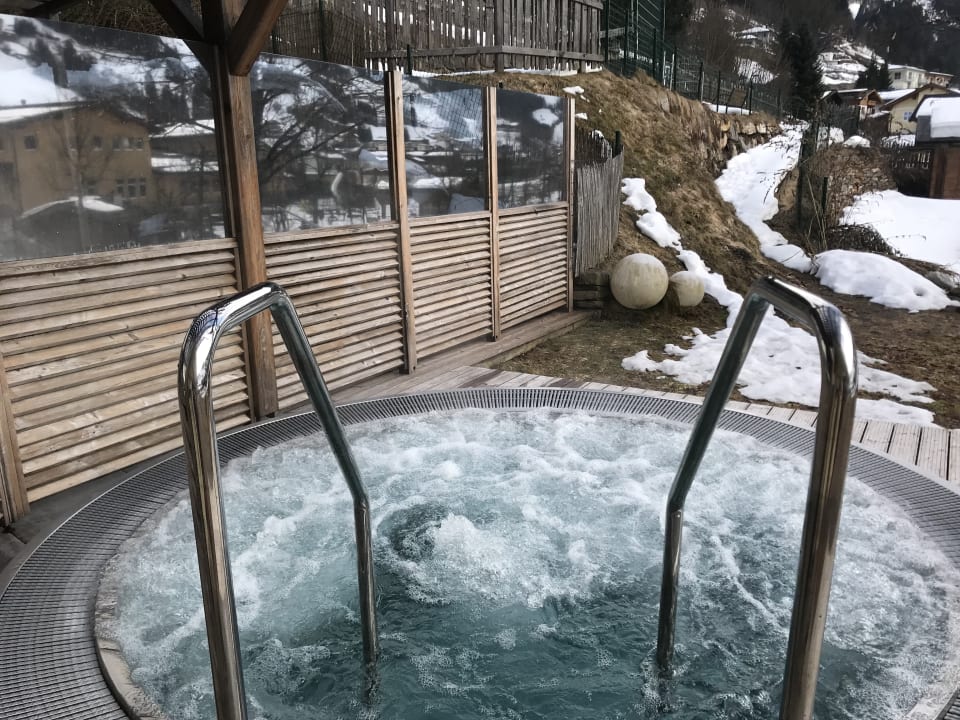 Whirlpool im Wellnessbereich Kinderhotel Waldhof