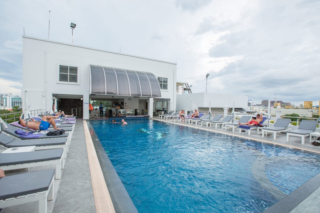 Pool Hotel Flipper House