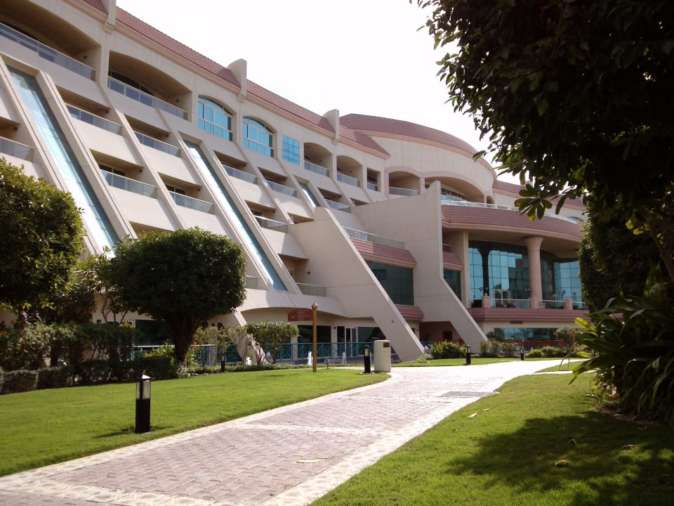 Blick von der Gartenanlage Al Raha Beach Resort & Spa