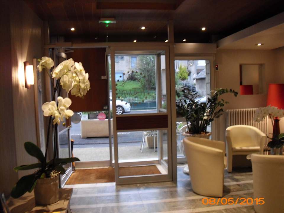 Widok z lobby na ulice Grand Hotel L'Etape